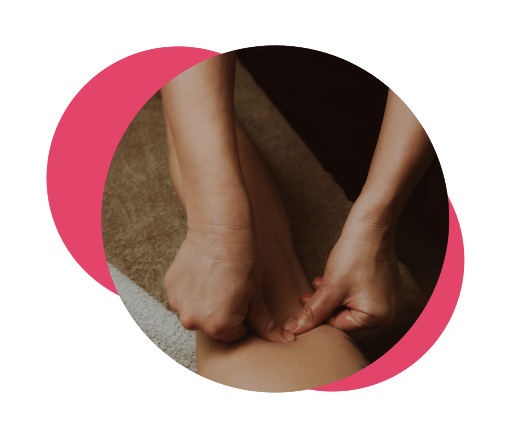 Une masseuse pratiquant un massage global chinois