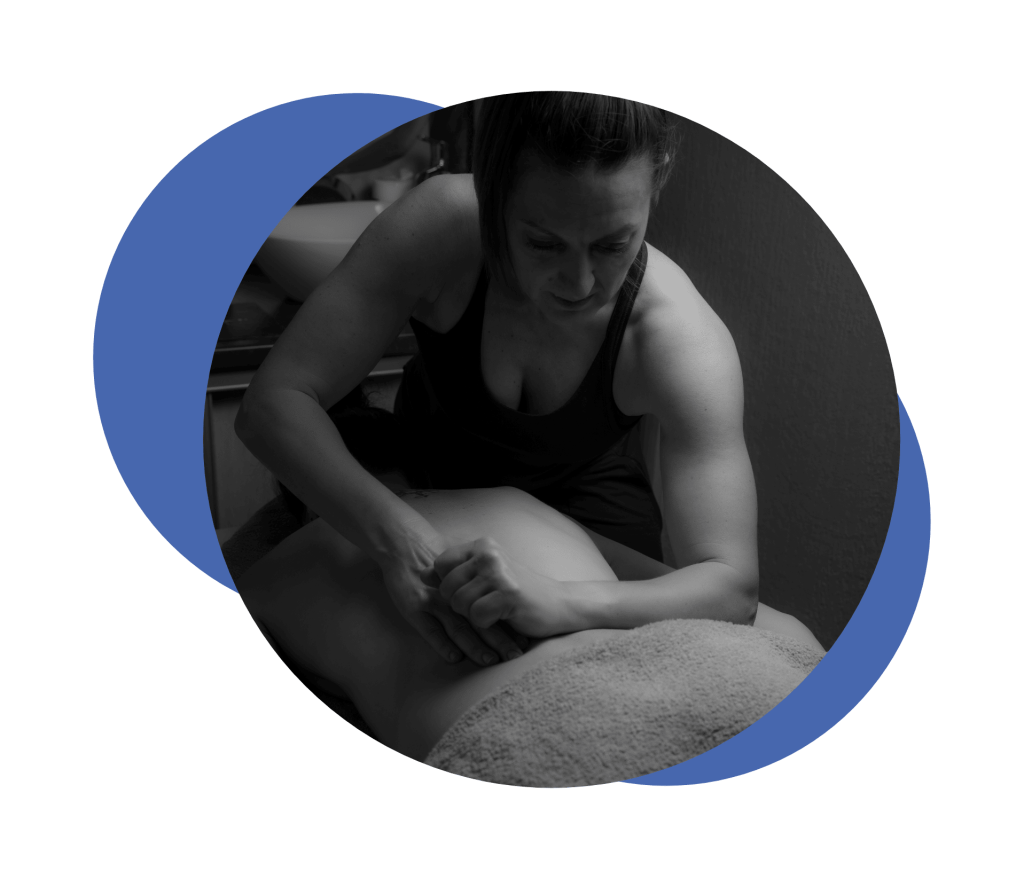 Une masseuse pratiquant un massage Lomi Lomi