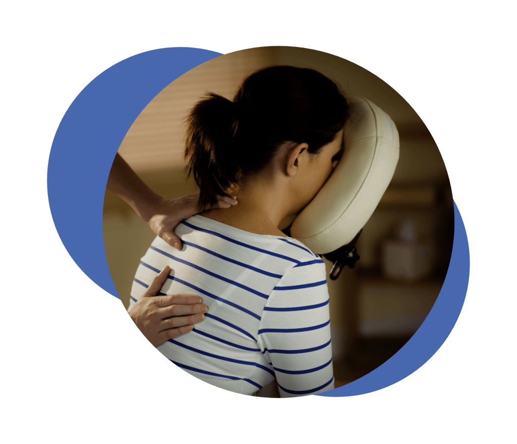 Une masseuse pratiquant un soin Amma